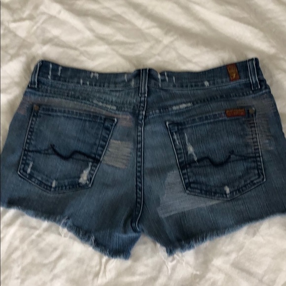 7 For All Mankind cutoffs w/thread detail. Sz.28 - Picture 7 of 8